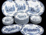 beaucoup d'assiettes bleues et blanches sur fond noir