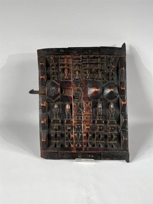 une boîte en bois décorée d'un motif
