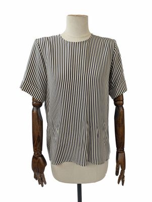 un t-shirt rayé blanc et noir sur un mannequin