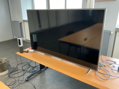 une télévision à écran plat posée sur une table en bois