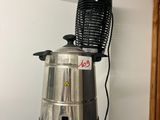 une cafetière posée sur un plan de travail blanc