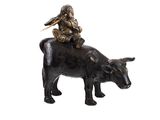 statue représentant un homme assis sur le dos d'une vache, sur le dos de laquelle se trouve un oiseau