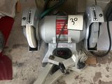 deux photos d'une machine posée sur un comptoir