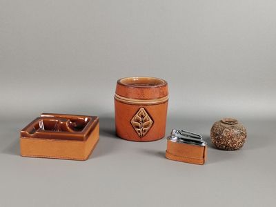 une petite boîte en bois contenant un fume-cigarette et d'autres objets