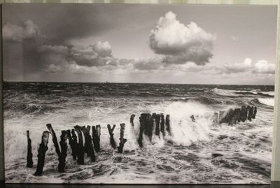 photo d'une photo en noir et blanc représentant l'océan et une jetée en bois