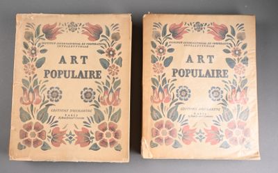 Deux vieux livres sont posés côte à côte sur une table