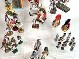 de nombreuses figurines de différentes tailles et couleurs sont exposées