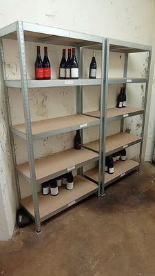 SUR DESIGNATION : Huit étagères aluminium (sans leur contenu…