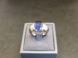 l'image d'une bague contenant une pierre bleue