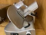 une machine qui se trouve sur une étagère dans une pièce