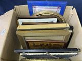 une boîte remplie de photos encadrées et d'autres objets