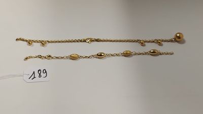 un gros plan sur deux bracelets en or avec une étiquette de prix