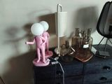 une lampe posée sur une commode