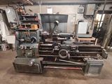 une grande machine qui se trouve dans un garage