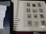 une photo d'un livre contenant des timbres et une note