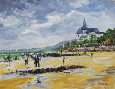 une peinture à l'huile représentant des personnes marchant sur une plage, avec un château en arrière-plan