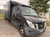 un camion noir garé dans un parking