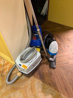 un aspirateur posé sur le sol à côté d'un mur