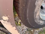 un gros plan d'un pneu sur le flanc d'un camion