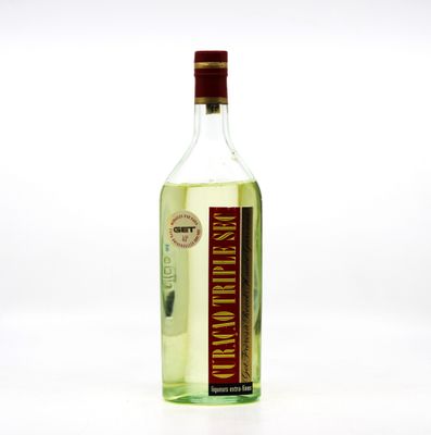 la bouteille est vide et prête à être remplie d'alcool