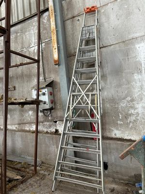 une échelle appuyée contre un mur dans un immeuble
