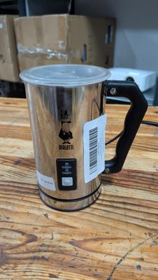 une cafetière posée sur une table en bois