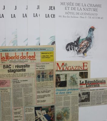 plusieurs journaux sont empilés sur une table