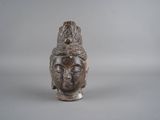 l'image d'une statue de femme avec une couronne sur la tête