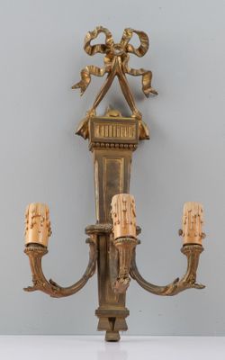 Applique en bronze doré à décor de nœud de ruban, à trois lu…