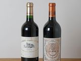 deux bouteilles de vin posées l'une à côté de l'autre sur une table en bois