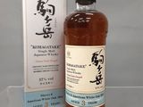 une image d'une bouteille de whisky japonais à côté d'une boîte