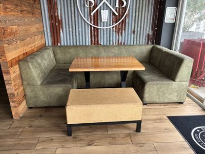 un canapé et une table dans le coin d'une pièce