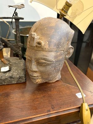 une table en bois sur laquelle se trouvent une lampe et une statue