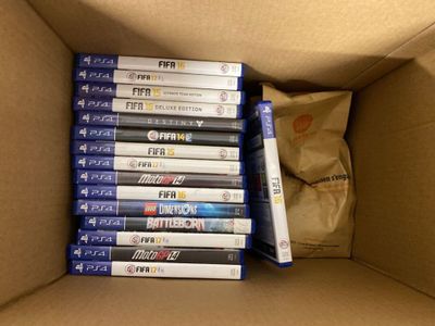beaucoup de jeux vidéo dans une boîte en carton