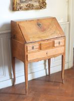 BUREAU DE PENTE d'enfant en noyer mouluré ouvrant en façade …