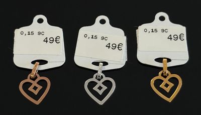 trois étiquettes ornées d'un cœur et d'une croix sur fond noir