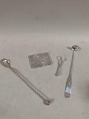 beaucoup d'objets en argent qui se trouvent sur la table
