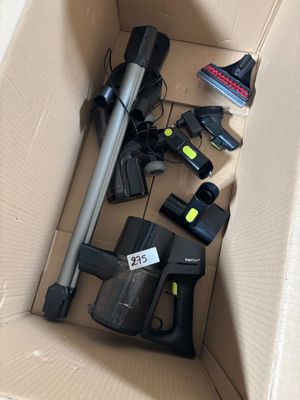 une boîte en carton contenant un aspirateur et d'autres objets