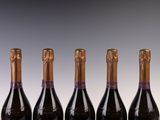 trois bouteilles de vin posées sur une table l'une à côté de l'autre