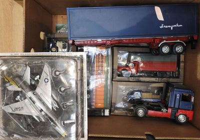 une boîte remplie de petits véhicules et un camion à l'intérieur