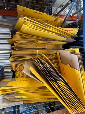 de nombreuses enveloppes jaunes empilées les unes sur les autres
