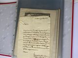 une feuille de papier dans un classeur contenant une feuille de papier
