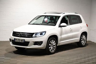 Le SUV Volkswagen blanc est garé dans une pièce blanche