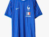 un t-shirt bleu à rayures blanches avec un logo de football sur la poitrine