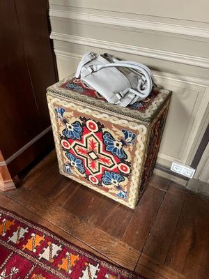 un sac à main posé sur une boîte posée par terre