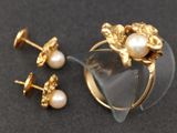 une bague en or sertie d'une perle et une paire de boucles d'oreilles
