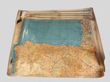 une carte dans une valise posée sur une table
