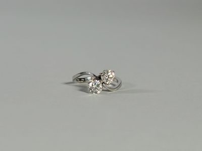 gros plan d'une bague en diamant sur une surface blanche
