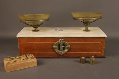 Balance avec support en bois et en marbre blanc, avec conten…