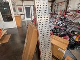 de nombreuses caisses et encore des caisses d'outils dans un entrepôt